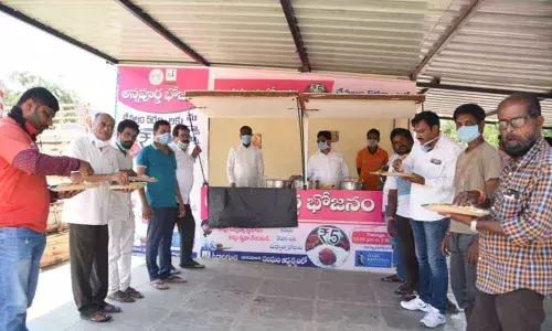 Hyderabad: Mayor Jakka Venkat Reddy launches free mid-day meals in Peerjadiguda