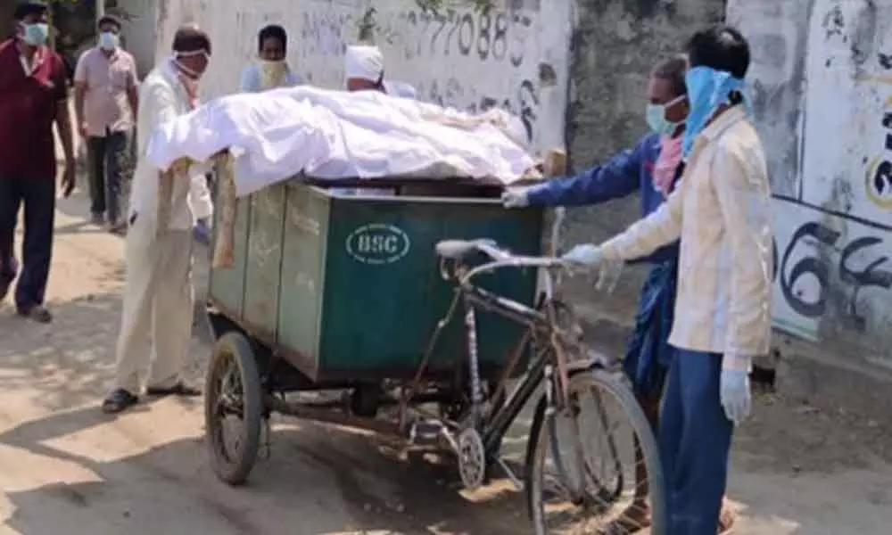 COVID-19 scare: Gram Panchayat workers perform last rites of woman in Karimnagar