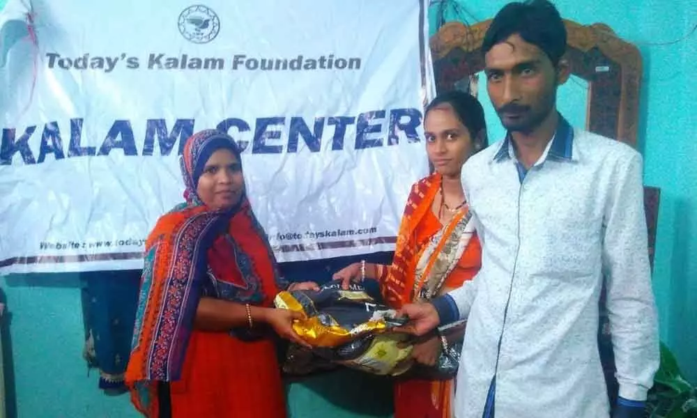 Hyderabad: NGO distributes food kits to daily wagers in Mehdipatnam