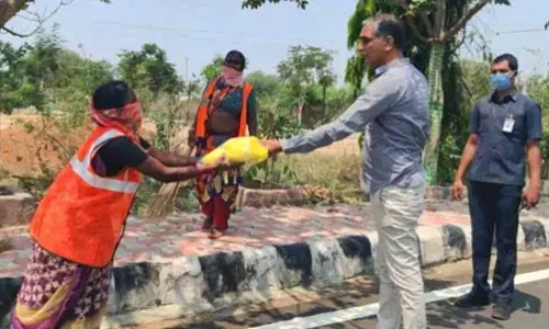 Minister Harish Rao distributes masks, gloves to sanitation workers in Siddipet