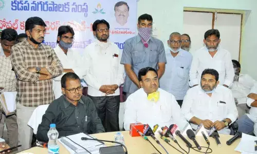 Kadapa: Dy CM Amzath Basha urges philanthropists to donate for supplying food to poor