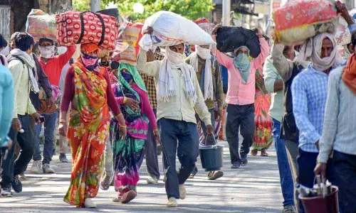 3,000 migrant workers going on foot stuck at Maha-Guj border