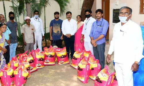 Karimnagar: 50 kg rice distributed to Collectorate staff