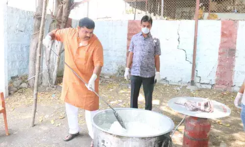 Hyderabad: Netas of different hues chip in  to help people hit by lockdown