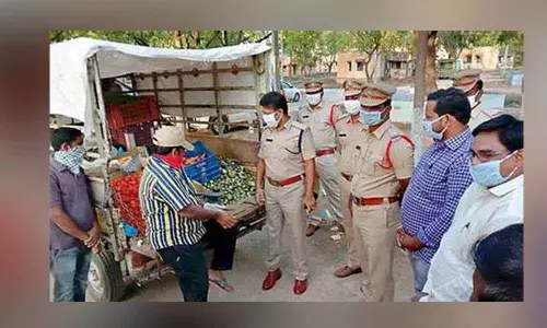 Kadapa: Police sell vegetables at doorsteps of people at Badvel, Mydukuru