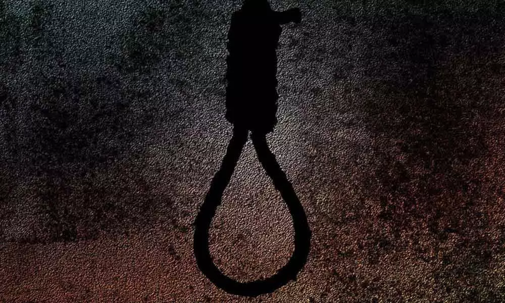 Unable to drink alcohol since lockdown, man hangs self in Hyderabad