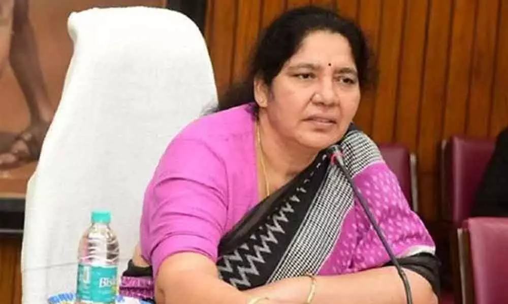 Minister Satyavati Rathod extends helping hand to migrant workers