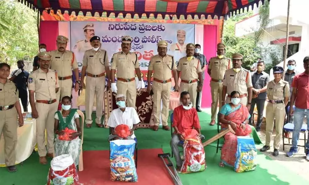 Mancherial: Cops distribute groceries to migrant workers