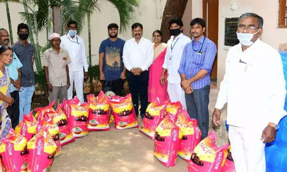 Karimnagar: 50 kg rice distributed to Collectorate staff