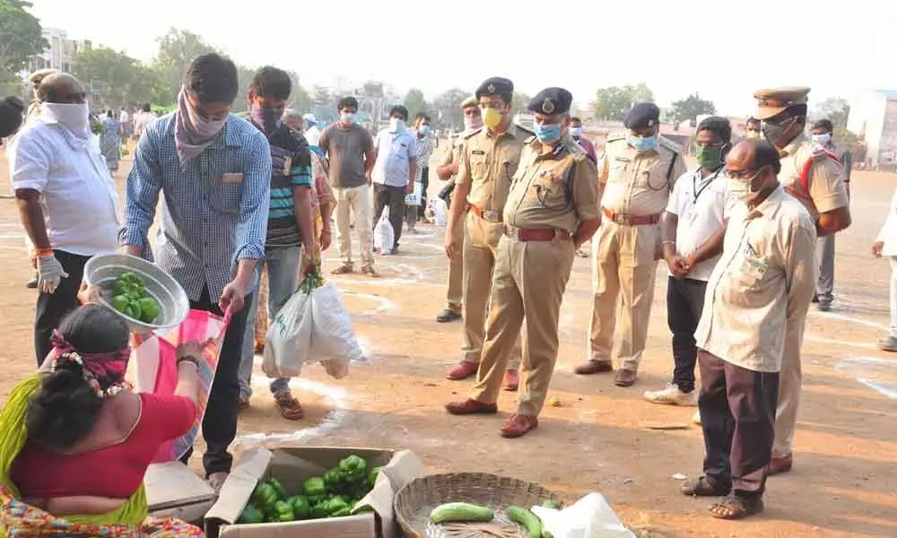 Vijayawada: Commissioner of police Dwaraka Tirumala Rao inspects arrangements at Rythu Bazaar