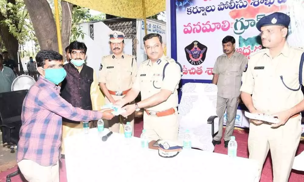 Kurnool: ADGP N Sreedhar Rao asks people to fight deadly virus