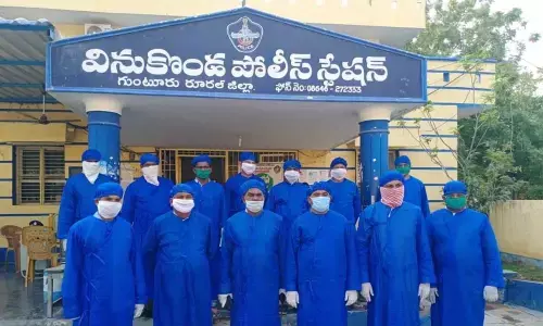 Guntur: Police put up Red Zone Area board at Karempudi