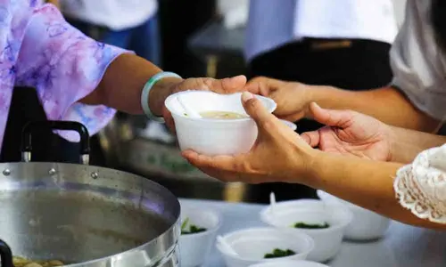 Transgenders provide food, water to migrants in Uttar Pradesh