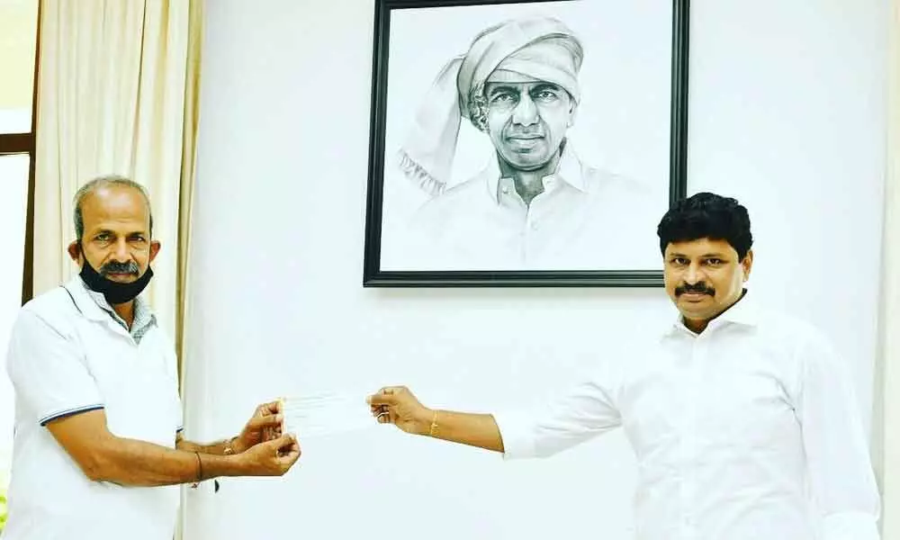Hyderabad: TRS MP Joginapally Santosh Kumar kind gesture