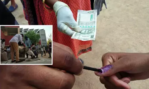 GHMC Mayor distributes relief among migrant workers