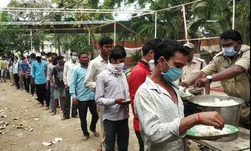 Minister Allola Indrakaran Reddy distributes dry ration to migrant labourers