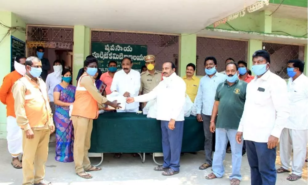 Scribes distribute vegetables to police, sanitation staff at Nalgonda