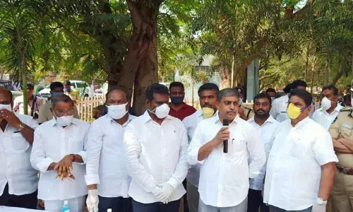 Guntur: Sajjala Ramakrishna Reddy Reddy urges people to Maintain a social distance