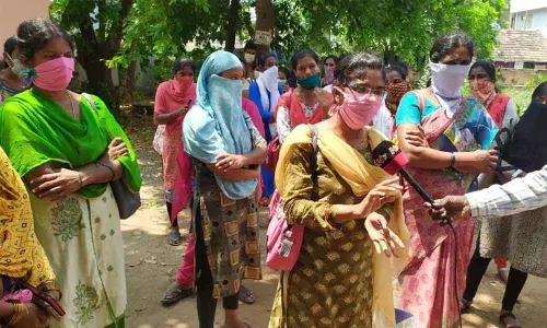 Kakinada: Ward volunteers demand safety kits, insurance cover