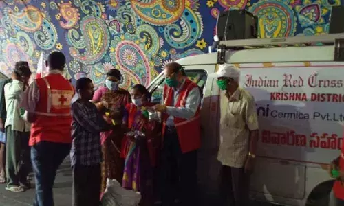 Vijayawada: Red Cross distributes food among beggars, homeless