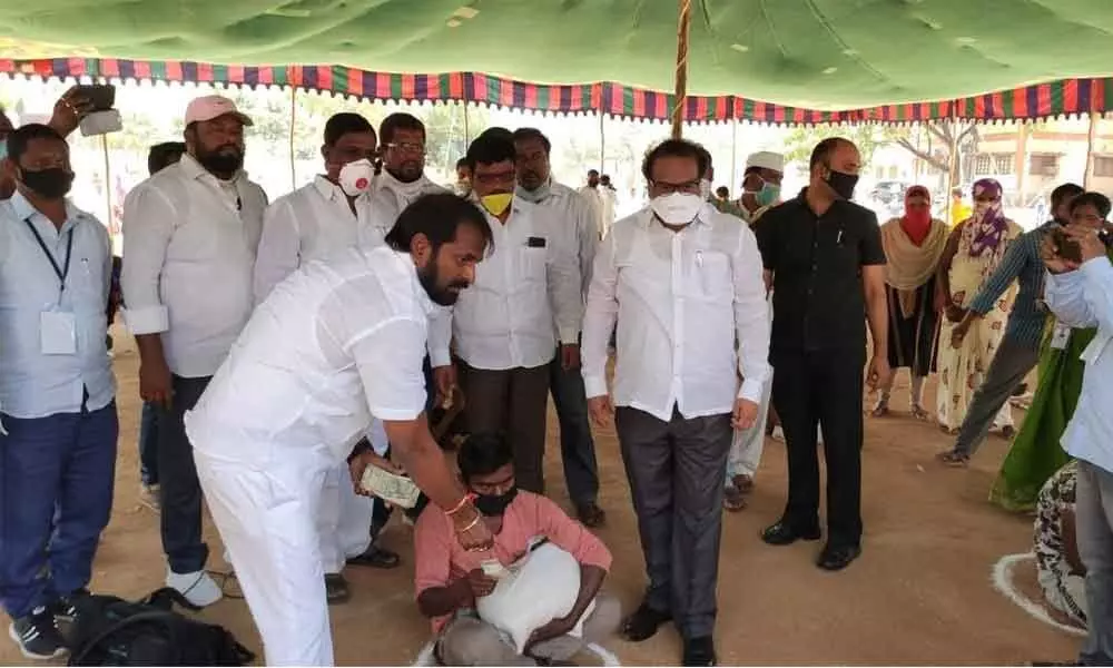 Mahbubnagar: Excise Minister Srinivas Goud distributed rice to 4,141 migrants