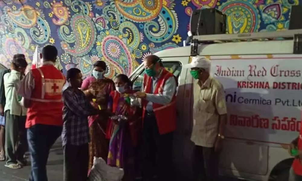 Vijayawada: Red Cross distributes food among beggars, homeless