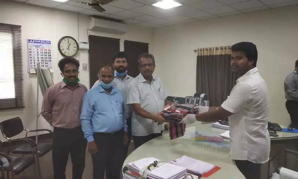 Rajamahendravaram: Gas Authority of India Limited donates bed sheets for Covid-19 patients