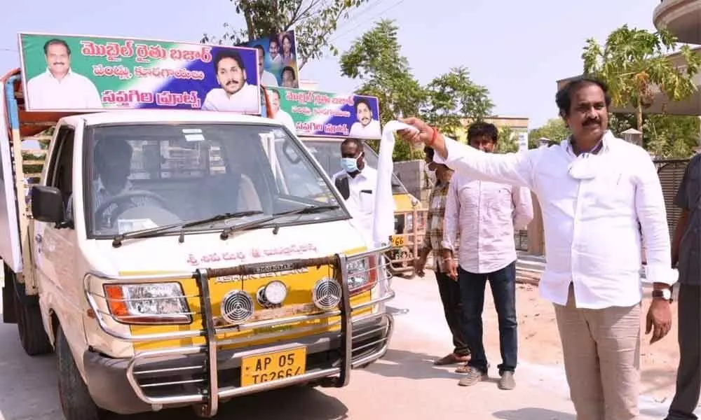 Kakinada: Minister Kurasala Kannababu launches mobile Rythu Bazaars