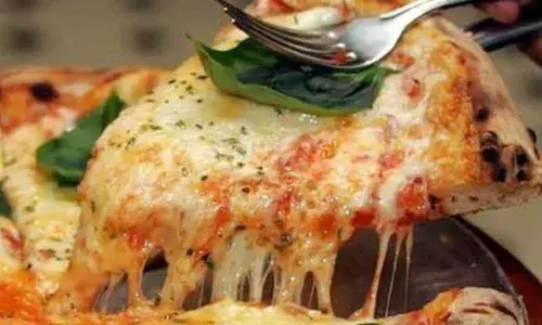 Pie in the sky: Aussie plane delivers pizza to locked-down outback