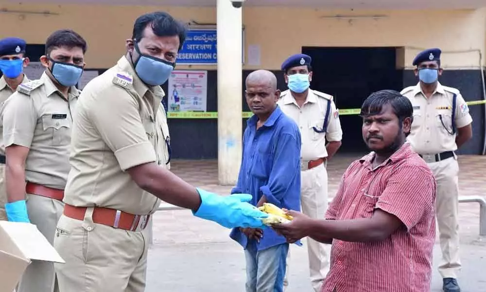 Khammam: Railway Protection Force distributes food to railway staff