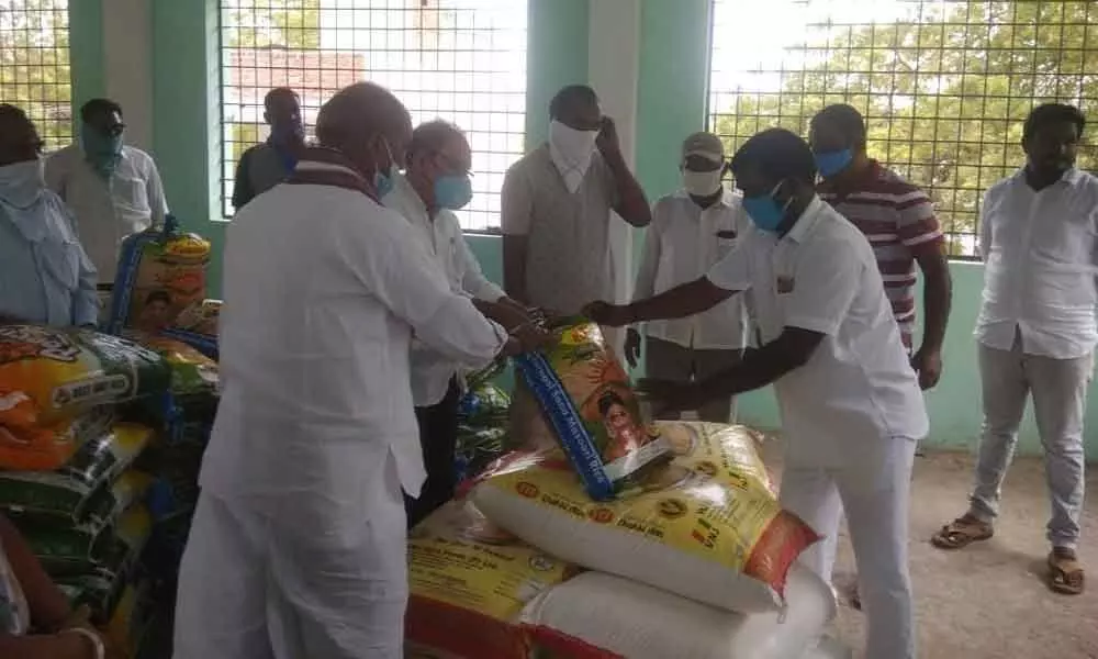 Khammam: DCCB Chairman Korakula Nagabhushanaiah provides rice to migrant workers