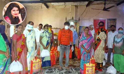 NRI Divya Ravella distributes food items to Telugus in Delhi