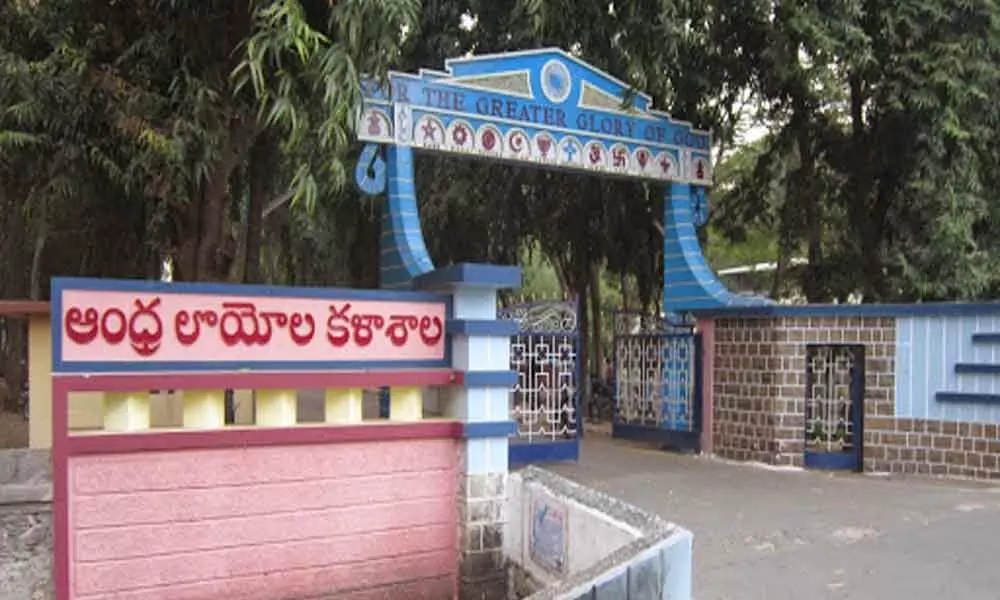 Coronavirus lockdown: Andhra Loyola College serves eggs for police striving to implement lockdown in Vijayawada