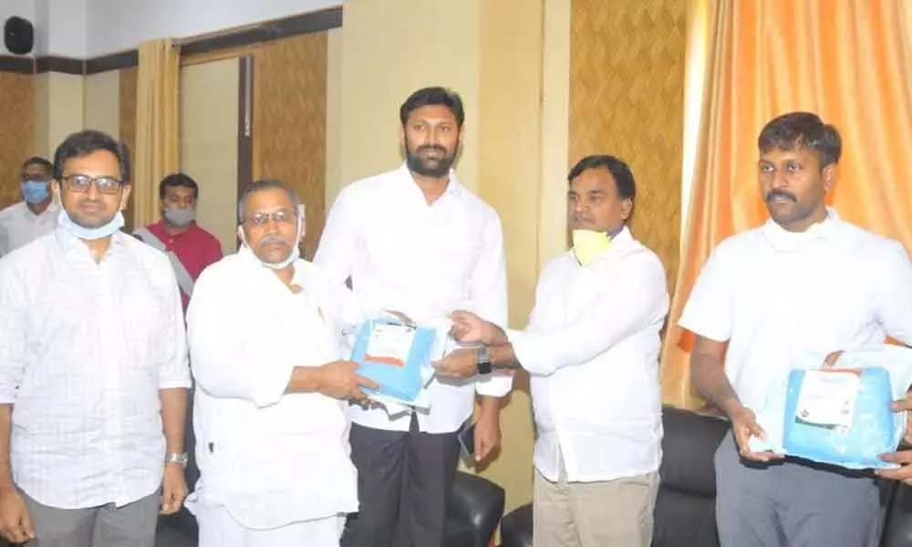 Kadapa: Mohan Hospitals owner Lakshmi Reddy donated Rs 2 lakh worth Personal Protection Kits