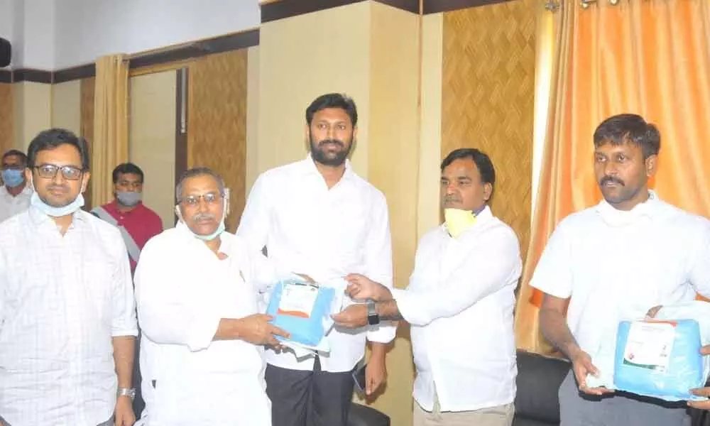 Kadapa: Mohan Hospitals owner donates PPKs to doctors