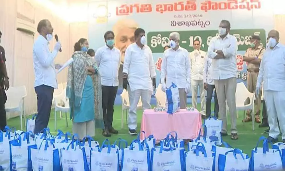 Vijayasai Reddy distributes essential commodities to Sanitary workers in Visakhapatnam