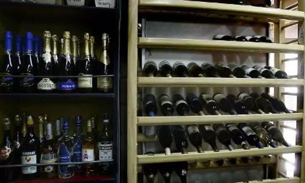 Wine shop looted in Krishna district amid of lockdown