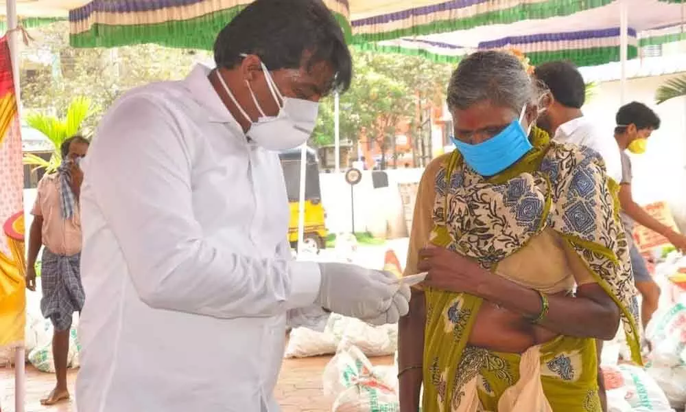 Tirupati: Chamber of Commerce donates essentials to sanitary staff