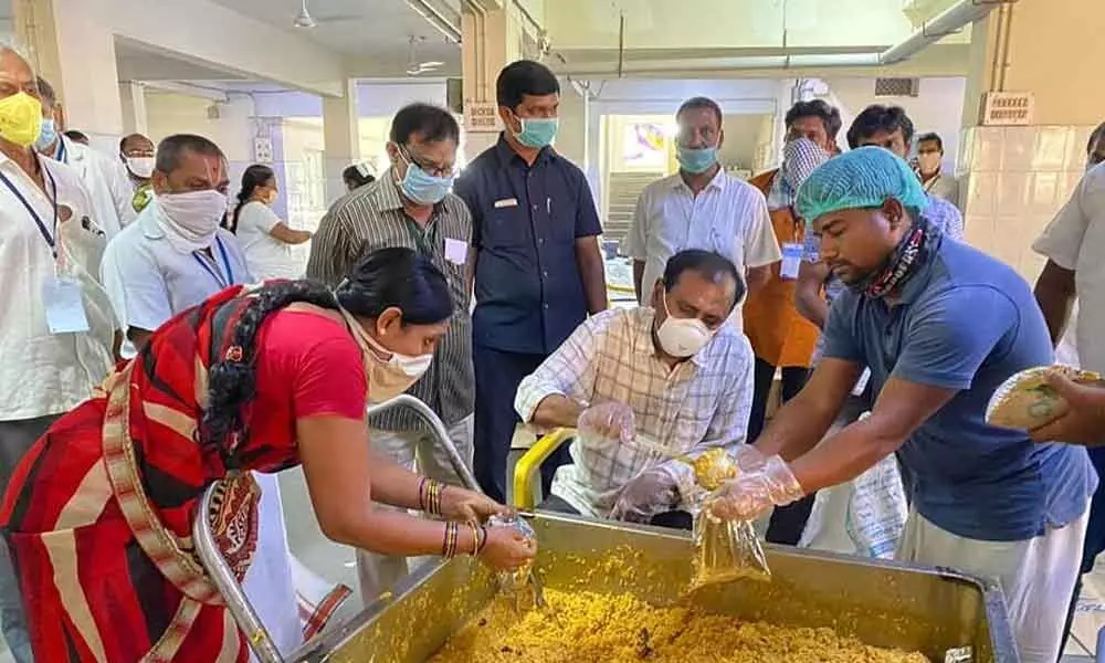 Tirupati: TTD canteen workers strive hard to feed 1.2 L destitutes