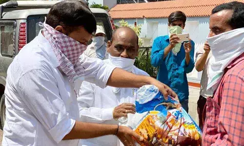 Sircilla: Handloom industry owner comes forward to help weavers