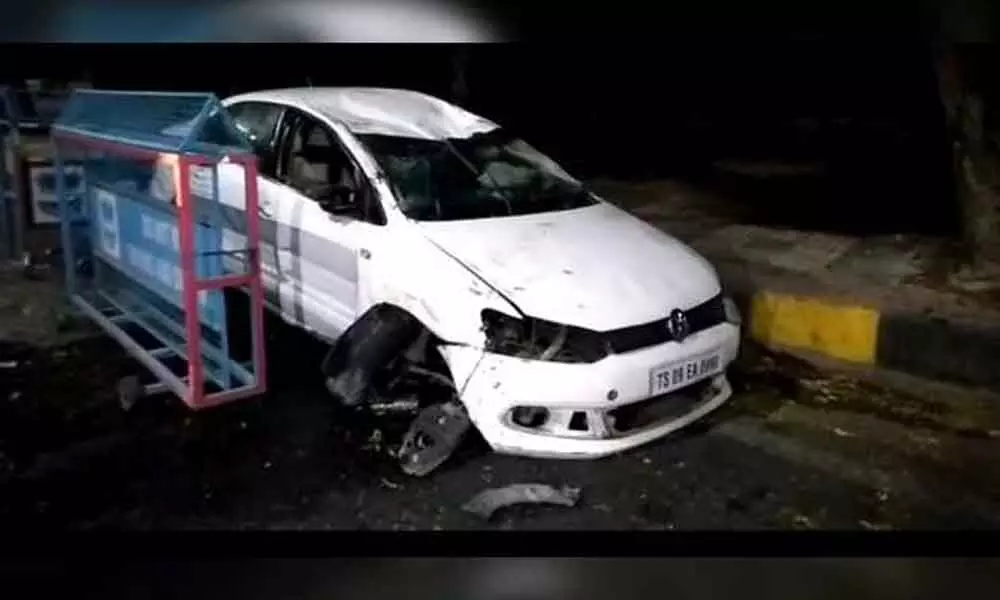 Drunk man hits car to divider at NTR Garden in Hyderabad during lockdown