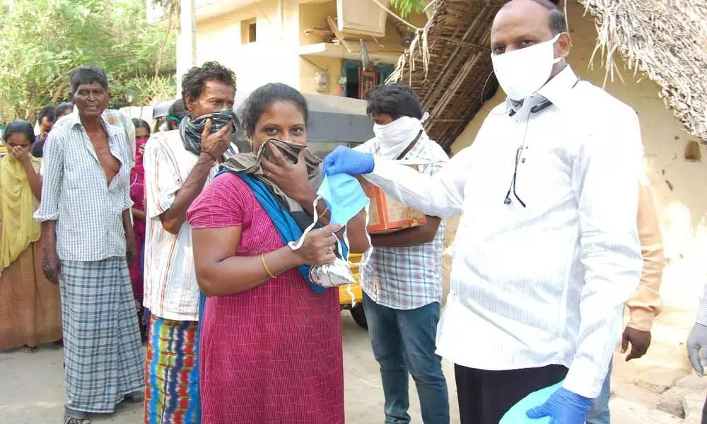 Tirupati: Rashtriya Seva Samithi distributes masks in slums