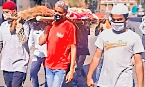 Muslims carry Hinduscorpse for cremation