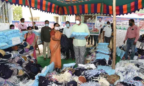 Tirupati: Politicos join hands in fight against Covid-19