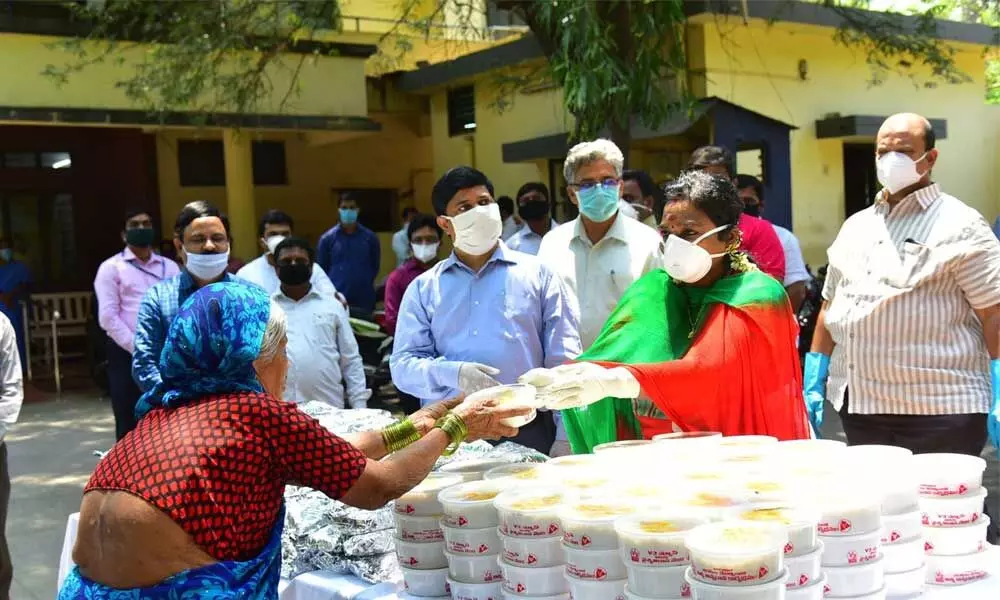 Telangana Governor Tamilisai Soundarajan feeds migrants at Raj Bhavan