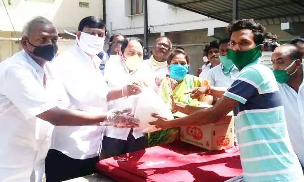 Khammam: TRS leader RJC Krishna distributes essential commodities among needy