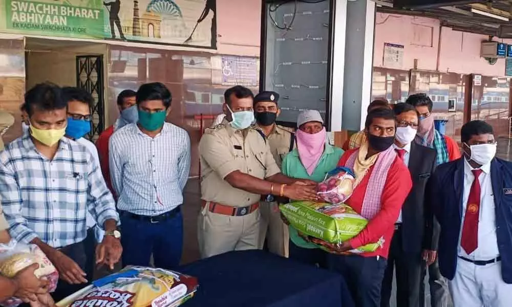 Khammam: Railway Protection Force distributes essential items to railway porters