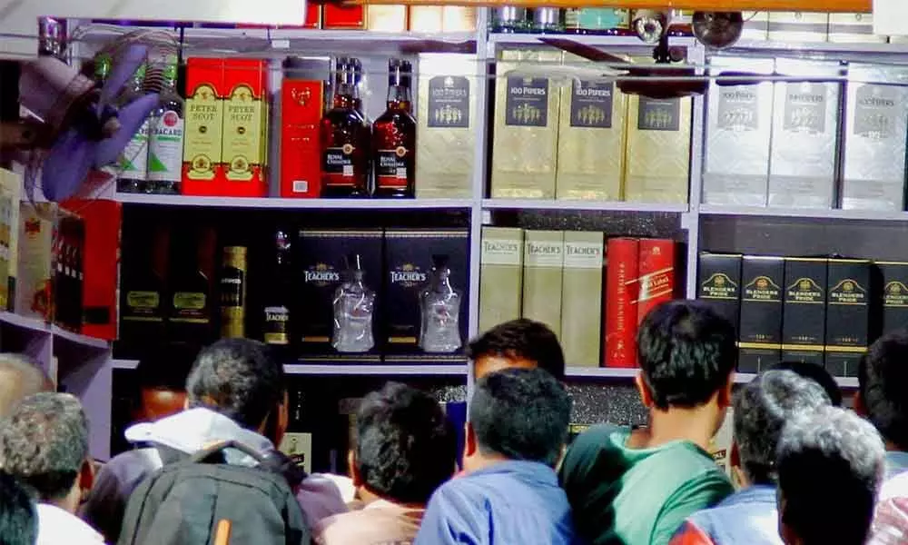 Locked down boozers fleeced in Telangana
