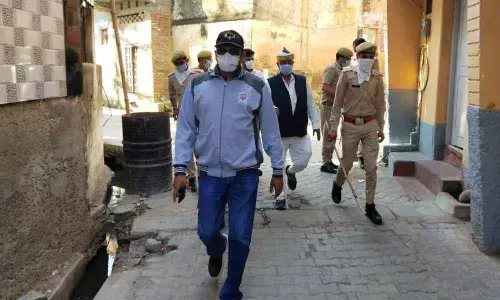 UP District Magistrate helps rickshaw puller