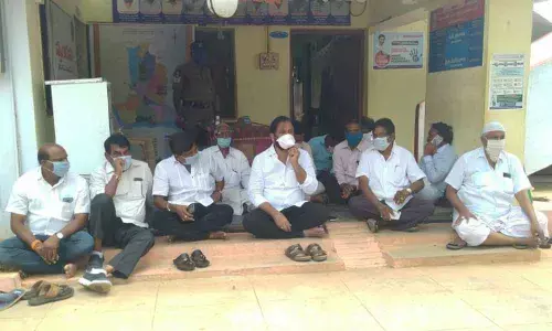 Nellore: MLA Nallapureddy Prasanna Kumar Reddy stages stir against cases